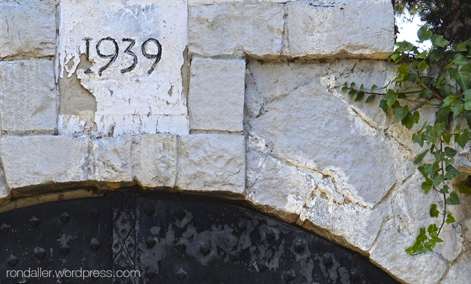 La capella del Coll de Parpers. La data 1939 gravada en una pedra.