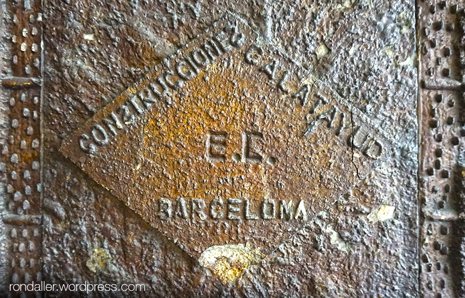 Rajola amb la inscripció de l'empresa constructora, al carrer Casp de Barcelona.