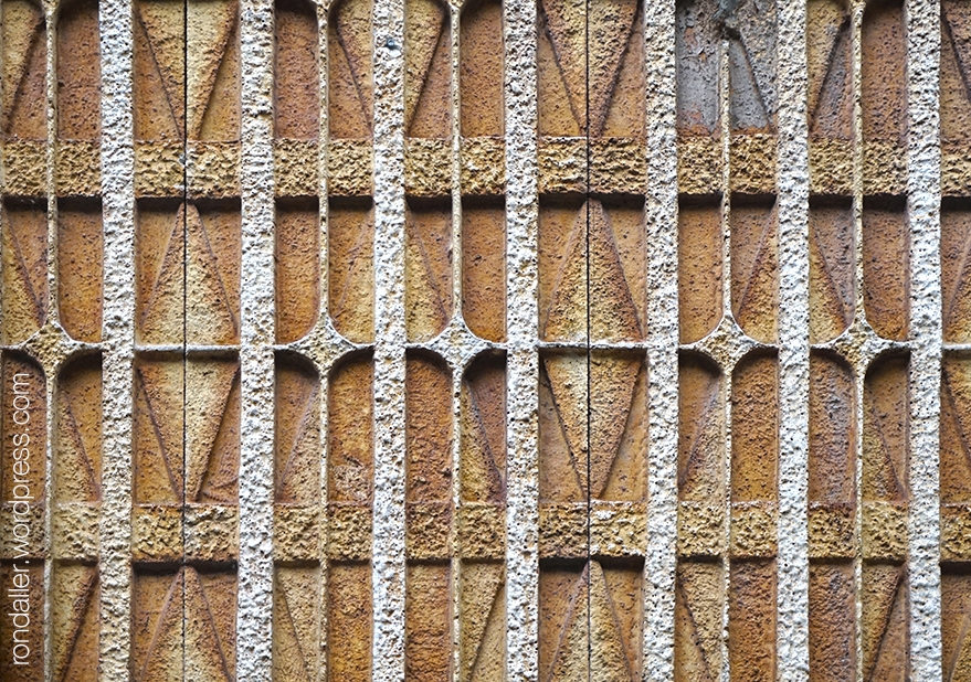 Mosaics dels anys setanta al carrer Casp de Barcelona.