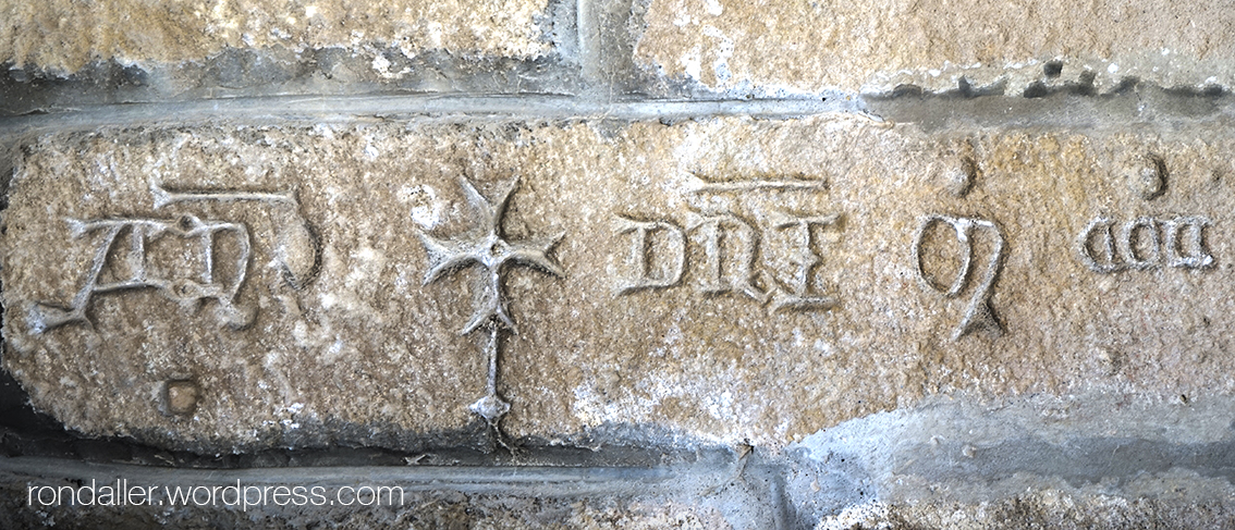 Detall d'una inscripció al mur exterior de l'església de Santa Agnès de Malanyanes.