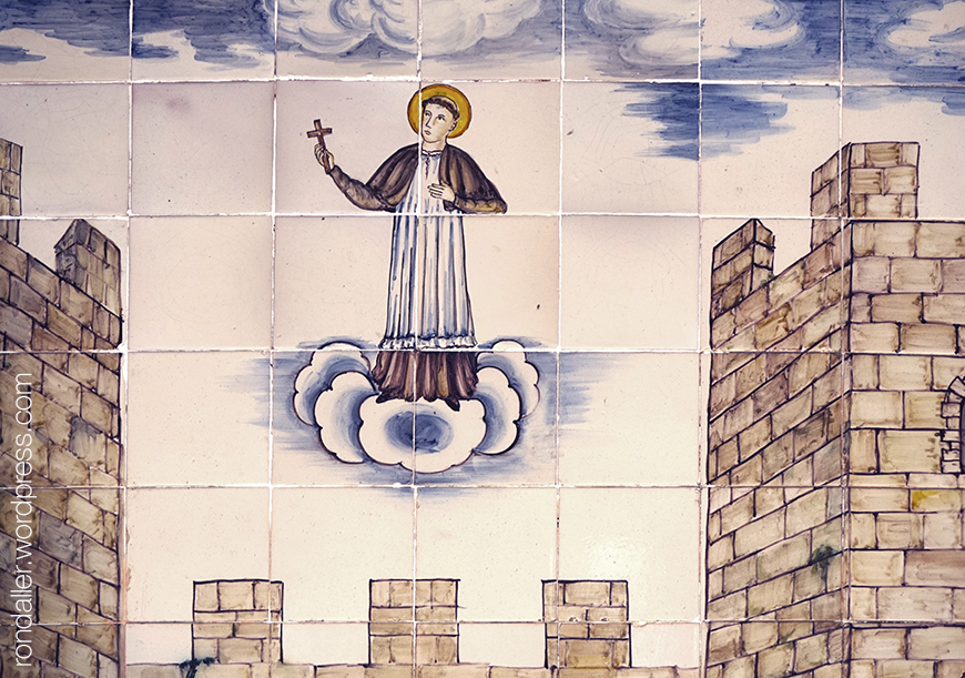 Font de la Portaferrissa. Detall de Sant Josep Oriol flotant dalt d'un núvol.