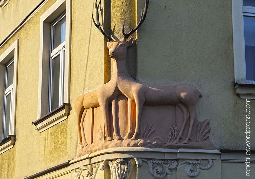 Animals simbòlics a Cracòvia. Dos cérvols en una cantonada i comparteixen el cap.