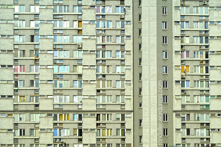 Arquitectura socialista a Varsòvia. Finestres d'un bloc.