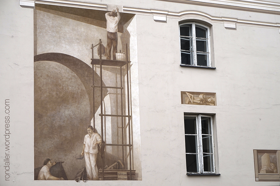 Mural realista del 2013 a la paret d'un edifici, que mostra el procés de reconstrucció de l'habitatge on es troba.