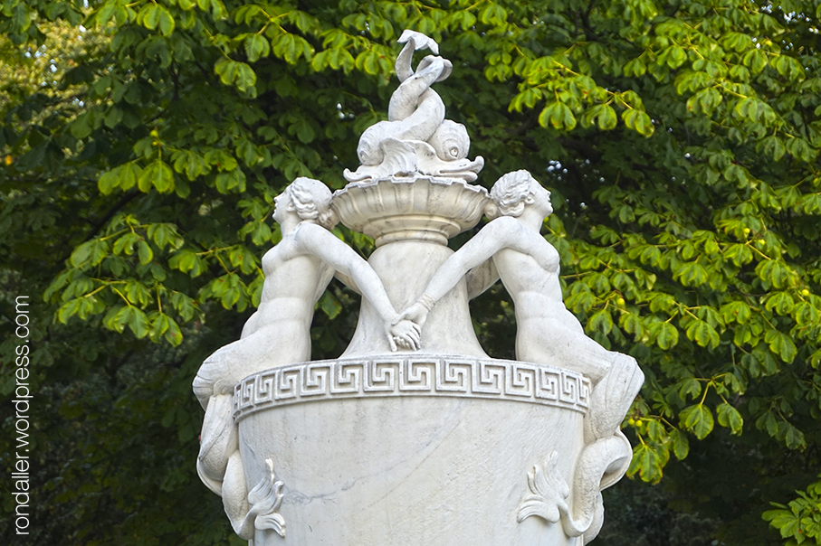 Conjunt escultòric al parc Łazienki on dues sirenes assegudes en una gerra s'agafen les mans.