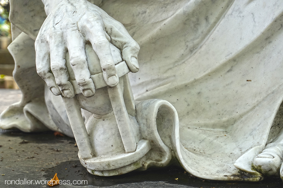 Itinerari per Varsòvia. Detall d'una escultura on es veu una ma agafant un rellotge de sorra, al Cementiri Vell de Powązki.