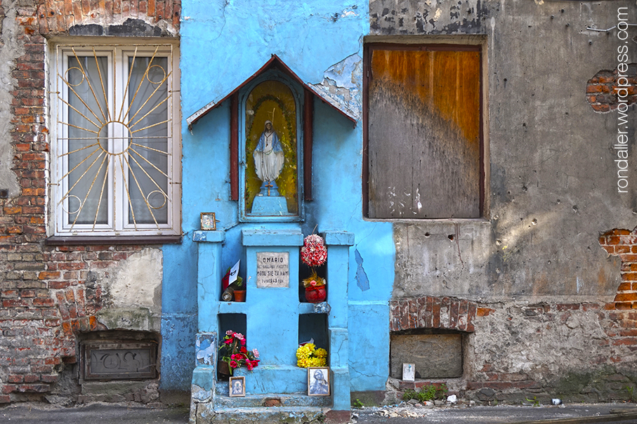 Ruta per Varsòvia. Petita capelleta pintada de color blau, en una paret deslluïda.