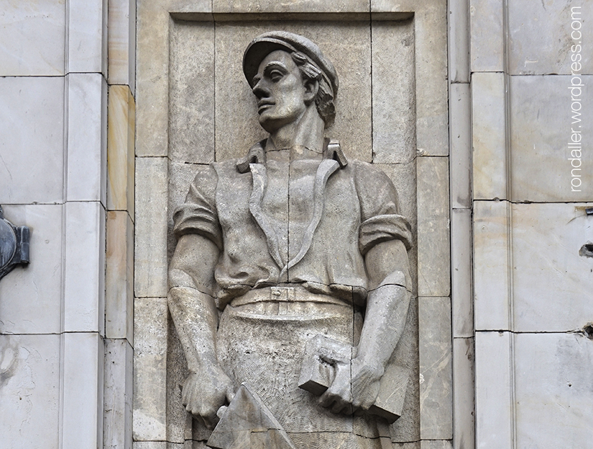 Itinerari per Varsòvia. Escultura d'un paleta en un edifici de l'època socialista de la plaça Konsztitucji.