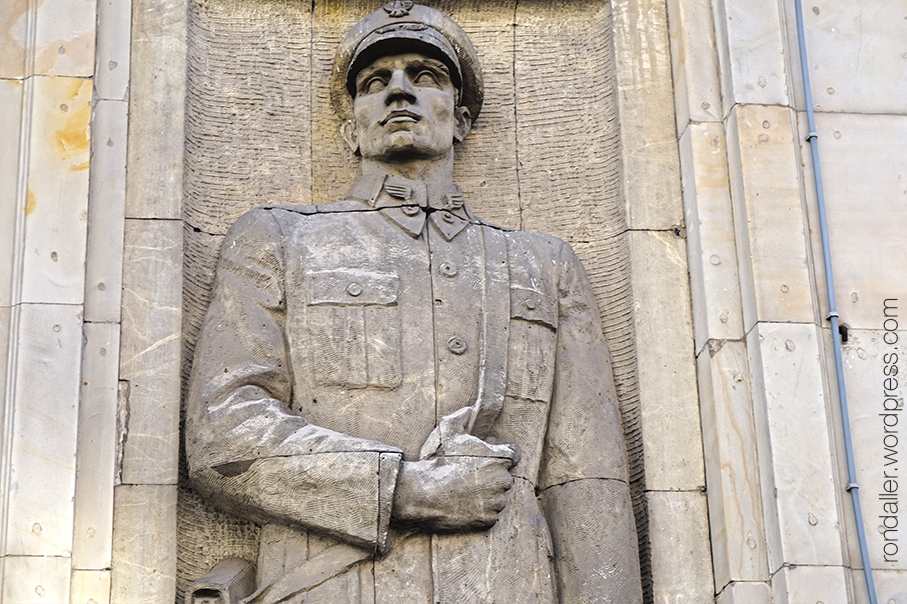 Arquitectura socialista a Varsòvia. Escultura gegantina d'un soldat.