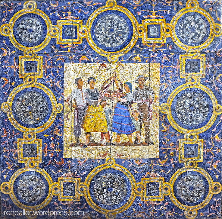 Mosaic al sostre d'unes voltes que representa uns personatges amb vestits populars.