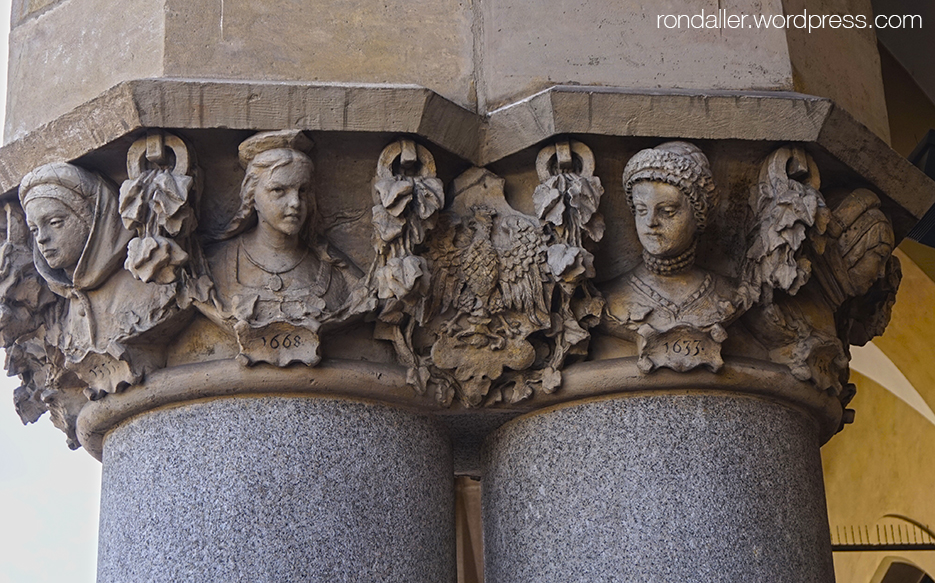 Ruta per Cracòvia. Caps femenins als capitells de la llotja tèxtil o Sukiennice, a la plaça del Mercat.