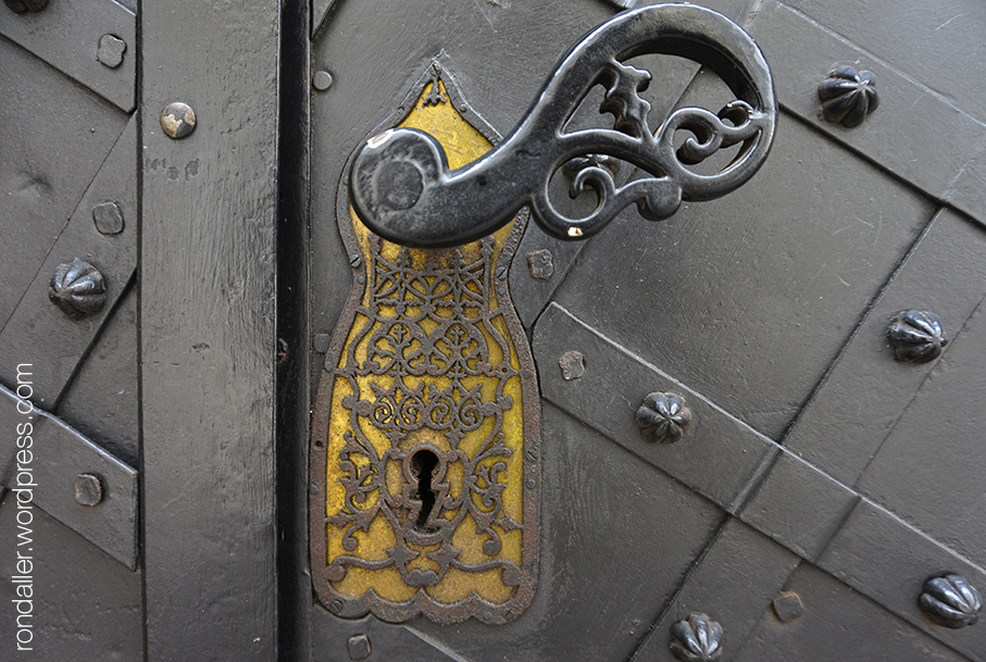 Pany d'una porta al carrer Kanonicza, amb una delicada filigrana decorativa de forja.