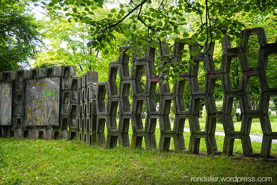 Itinerari per Nowa Huta. Un monument entre els arbres.