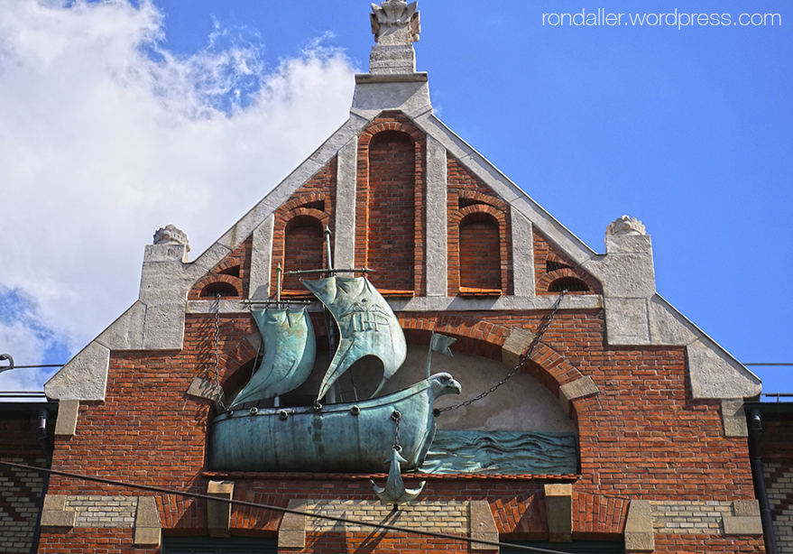 Ruta per Cracòvia. Un gran vaixell de metall sembla navegar a la façana de maó vist de la casa Pod Globusem.