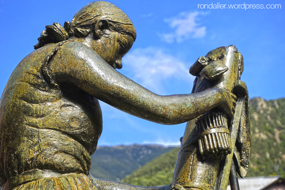 Itinerari per Escaldes-Engordany. Escultura de la Puntaire, realitzada el 1972 per Josep Viladomat.