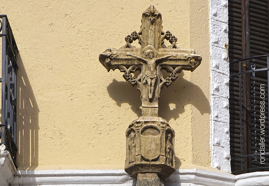 Reproducció de la creu de terme gòtica del segle XVII a la plaça de Santa Anna.