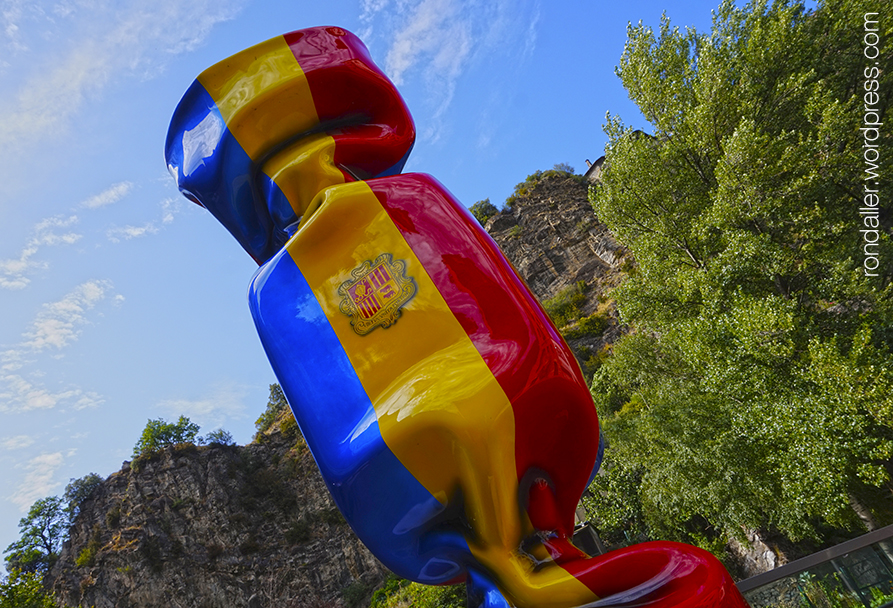 Itinerari per Escaldes-Engordany. Monument en forma de caramel amb els colors de la bandera d'Andorra.