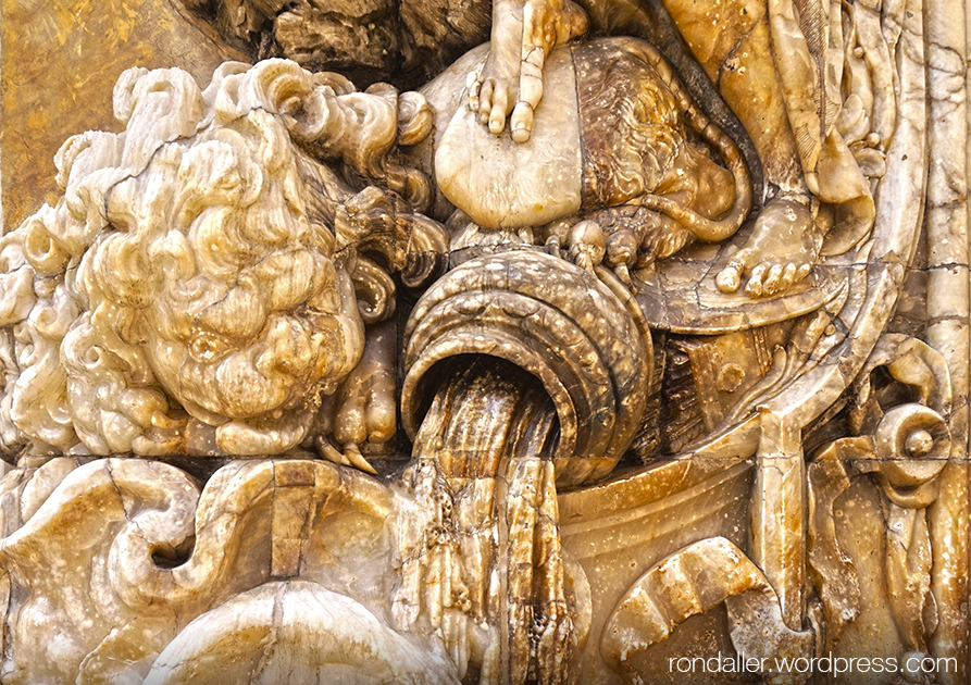 Palau del Marqués de Dos Aguas. Detall de la portalada on es veu una gerra d'on surt aigua.