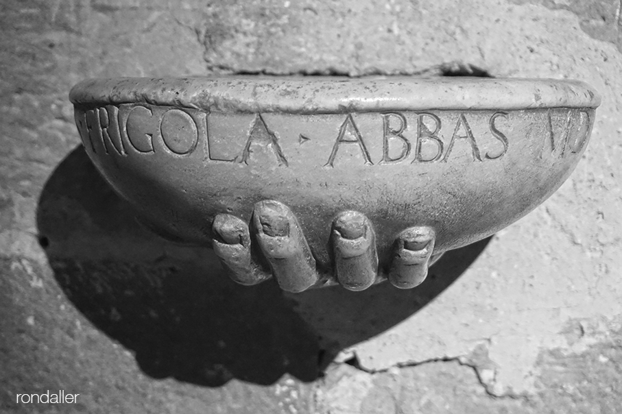 Pica d'aiga beneïda del segle XVI a l'església de Sant Benet de Bages on apareix el nom de l'abat Frigola.