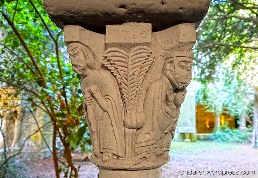 Capitell romànic amb dos personatges que representen Josep i Maria amb un palmera al mig.