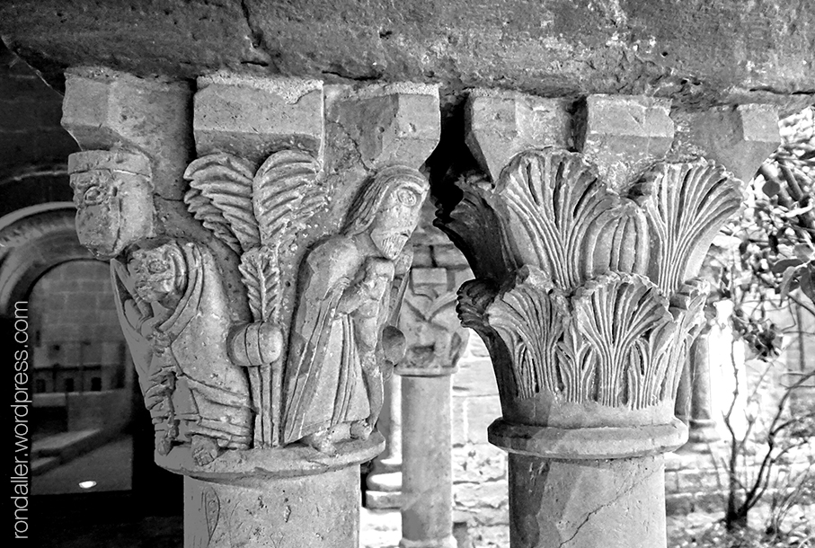 Capitells romànics del claustre de Sant Benet de Bages. Un representa Josep i Maria i l'altra té motius vegetals.
