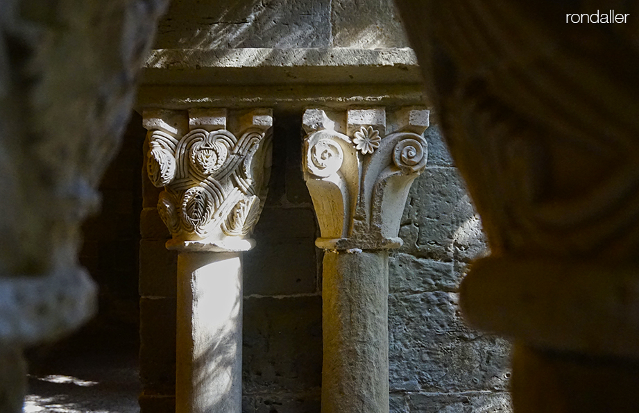 Dos capitells romànics del claustre de Sant Benet de Bages amb motius vegetals.