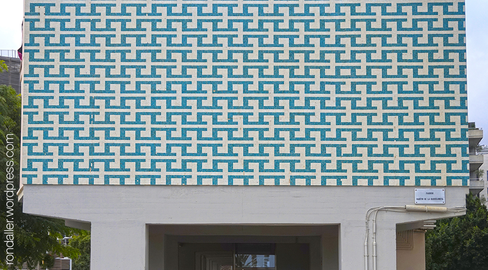 Edifici del carrer Trelawny. Mural geomètric de tessel·les que decora la paret mitgera.