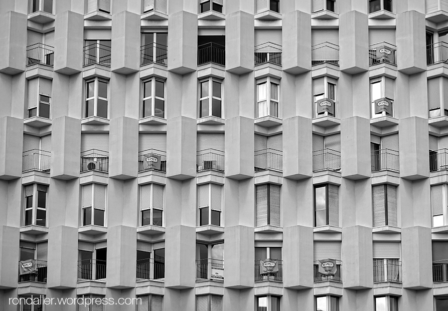 Façana de l'edifici del carrer Trelawny amb els volums geomètrics que entren i surten, formant els balcons.