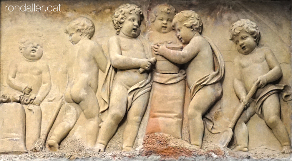 Porxos d'en Xifré. Relleu de terracota amb sis figures infantils emplenant i lligant sacs.