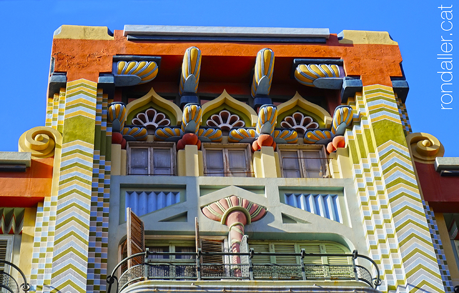 Art-déco a València. Façana de la Casa Jueva al carrer Castelló amb decoració d'inspiració orientalista.