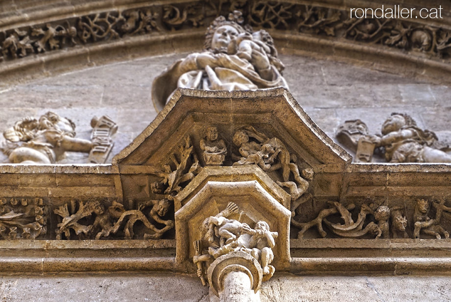 Portalada de la Llotja de la Seda de València amb detalls escultòrics de bruixes i personatges pecaminosos.