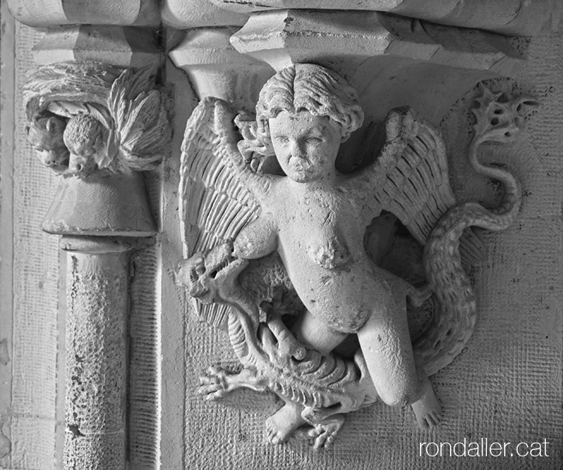 Decoració escultòrica formada per un drac que xucla un dels pits d'un àngel a Llotja de la Seda de València.