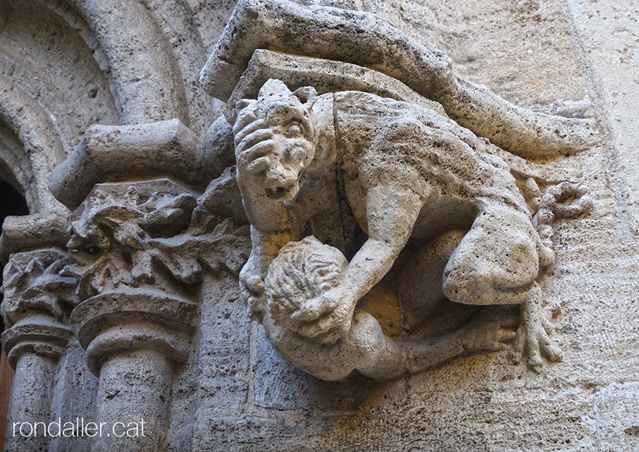 Escultura d'una baralla entre una bèstia i un humà. Llotja de la Seda de València