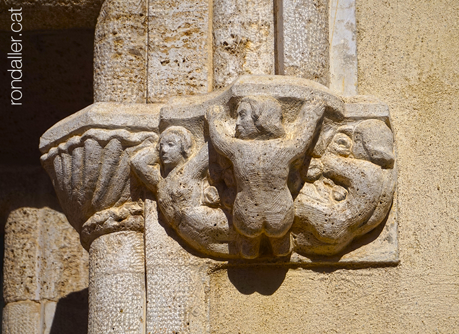 Alfara del Patriarca. Mènsules amb personatges femenins a la façana del palau de Cruïlles.