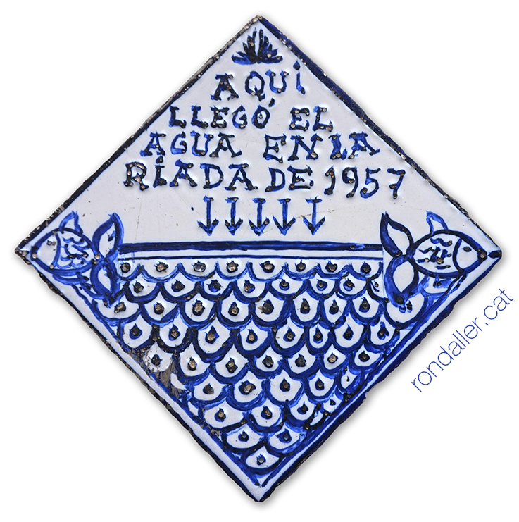 Rajola romboïdal pintada de color blau, commemorativa del desbordament del riu Túria el 1957.