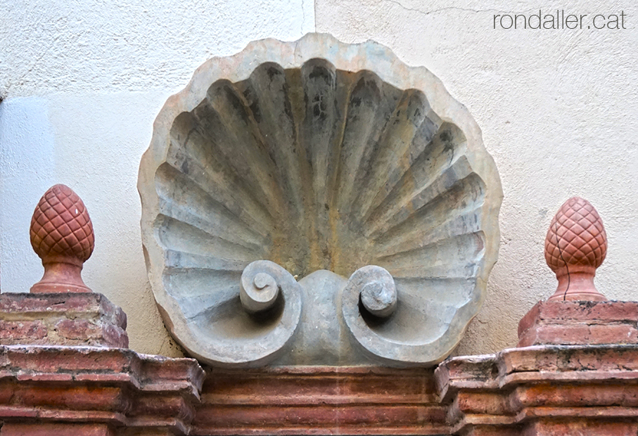 Font de la Sagrera de Sant Feliu de Codines amb una gran petxina al damunt.