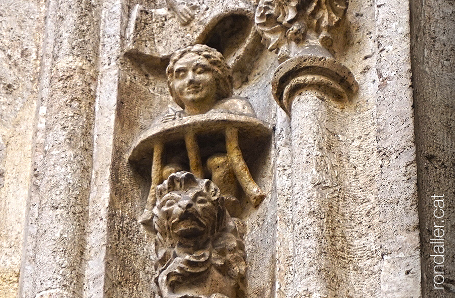 Llotja de la Seda de València. Detall escultòric d'un escrivà i un lleó a la portalada.