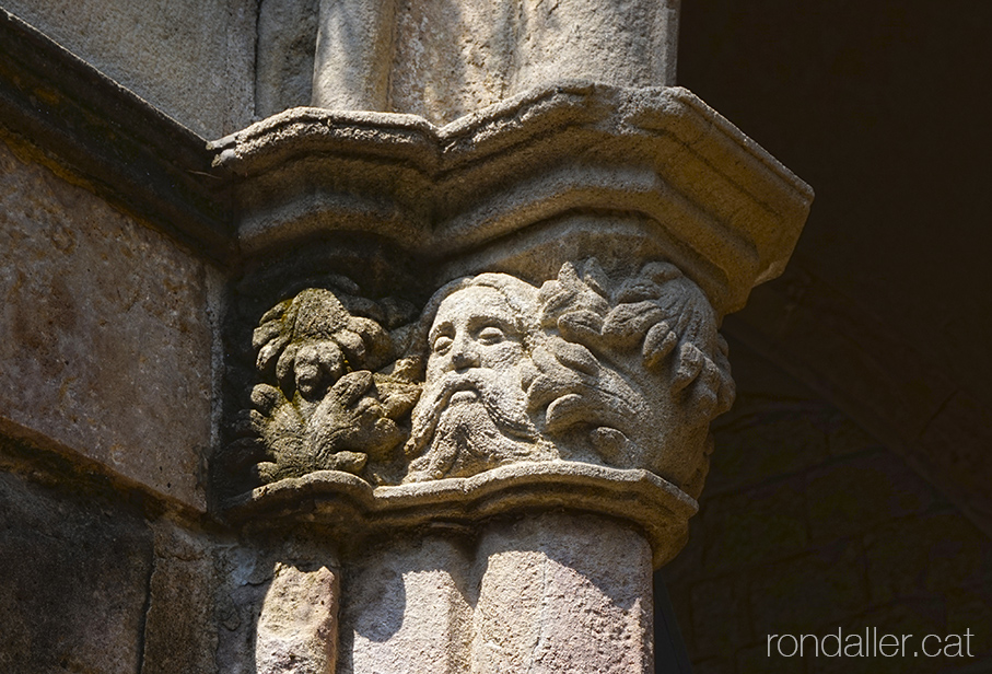 Capitell amb un rostre amb barba al claustre de l'Hospital de la Santa Creu de Barcelona.