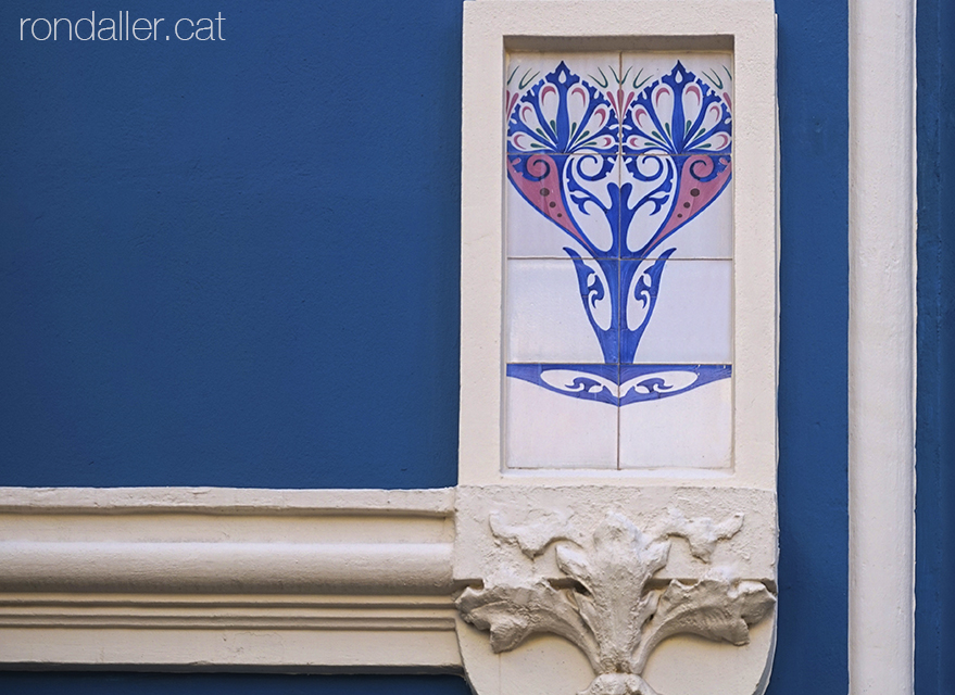 Barri de Russafa. Petit plafó ceràmic decoratiu en un edifici modernista al carrer Cadis de València.