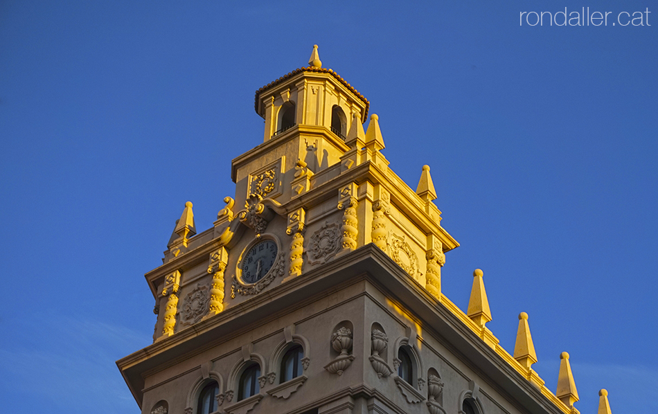 Coronament neobarroc de l'edifici de la Caixa d'Estalvis de València, projectat el 1951 per Antonio Gómez Davó.