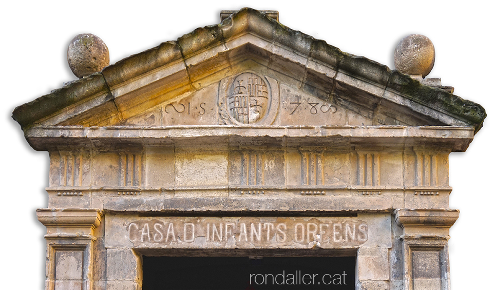 Barri del Raval. Portal de la Casa d'Infants Orfes al carrer de les Ramelleres de Barcelona.