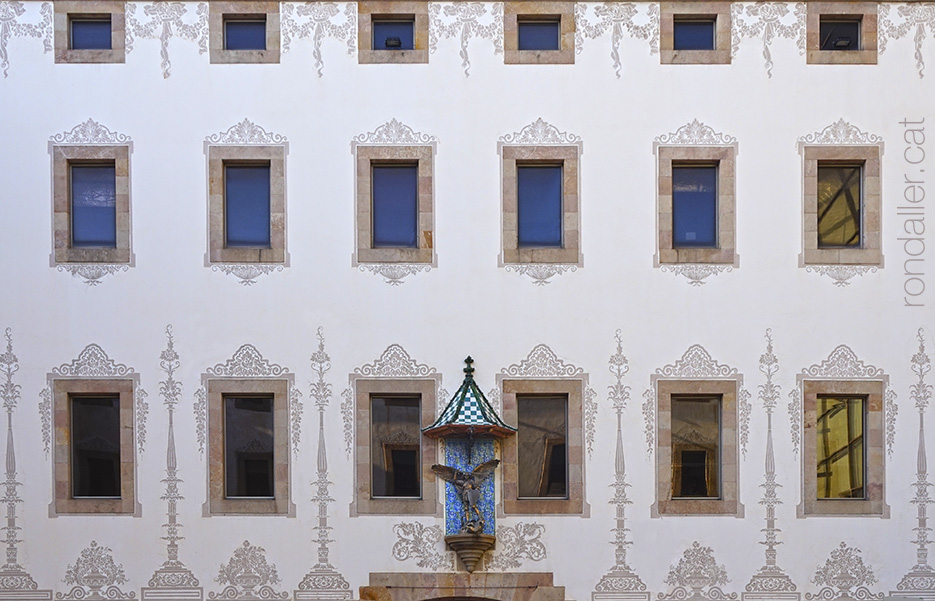 Barri del Raval. Façana de la Casa de la Caritat, actualment el CCCB, al carrer Montalegre.