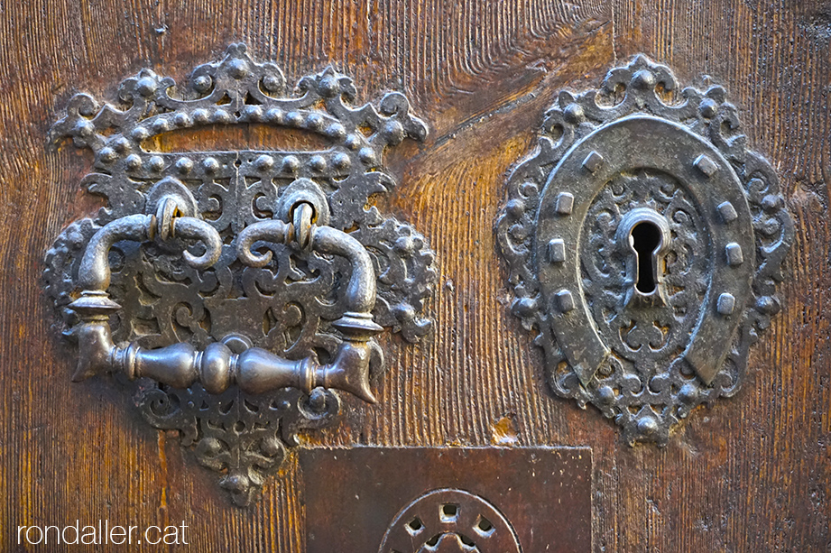 Forrellat amb forma de ferradura a la porta de la Casa de Convalescència de l'Hospital de la Santa Creu.