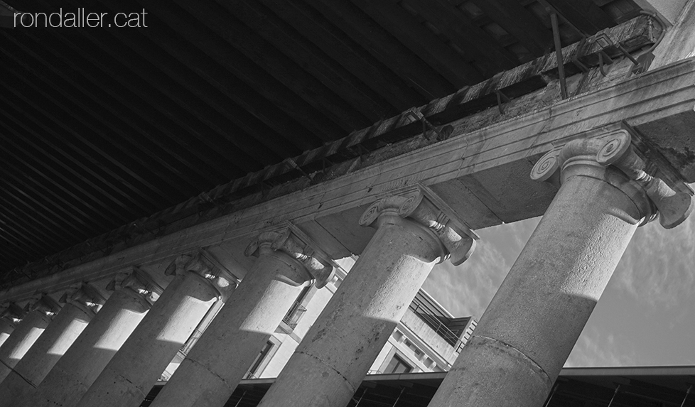 Descobrint el Raval. Columnes jòniques d'un dels porxos que envolten el Mercat de Sant Josep.