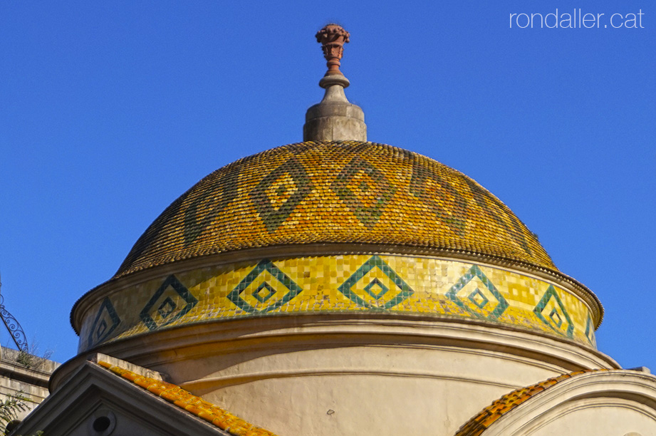 Barri del Raval. Cúpula recoberta de ceràmica de l'església de Sant Pere Nolasc a la plaça de Castella.