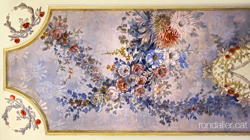 Cases Joan Viladot. Sostre del vestíbul pintat amb diverses garlandes de flors.
