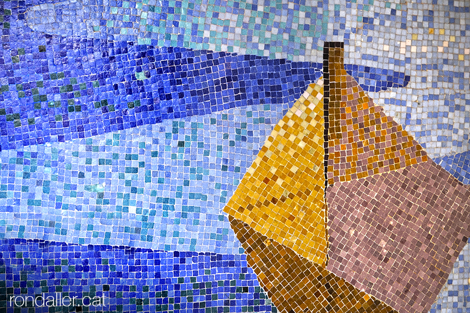 Mosaic de tessel·les al porxo de l'església del barri d'Els Pins de Blanes.