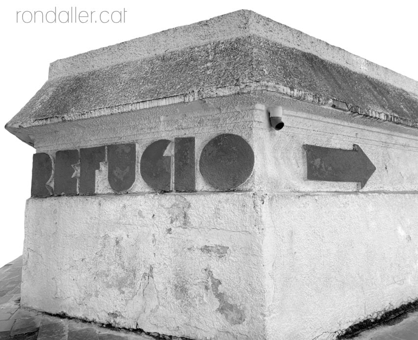 Rètol a l'entrada del refugi antiaeri del carrer Ripalda.