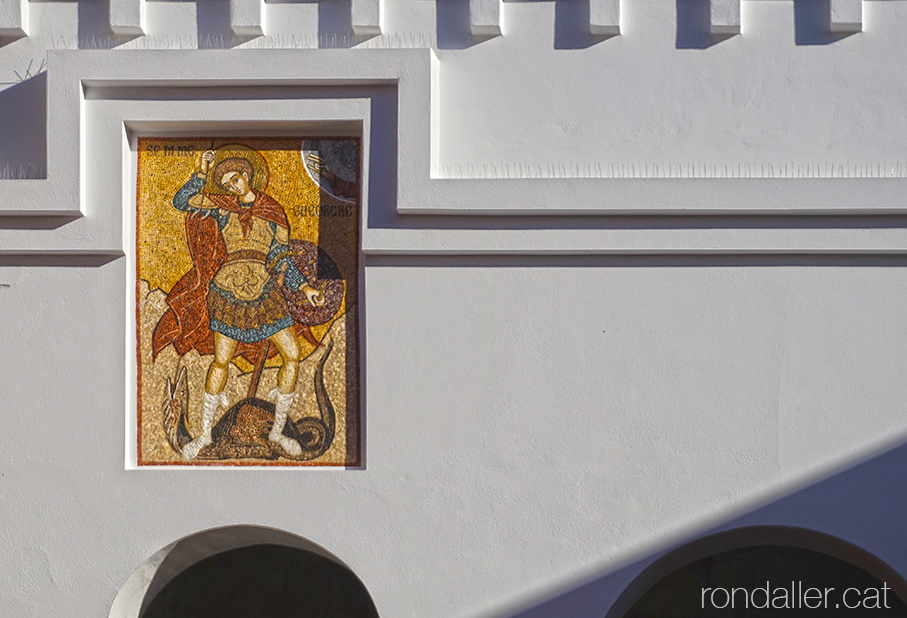 Església ortodoxa romanesa de Barcelona. Mosaic amb Sant Jordi matant el drac.