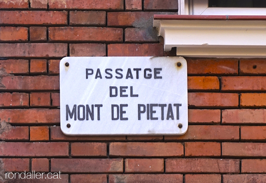 Detall del retòl del Passatge del Mont de Pietat al barri del Guinardó de Barcelona.